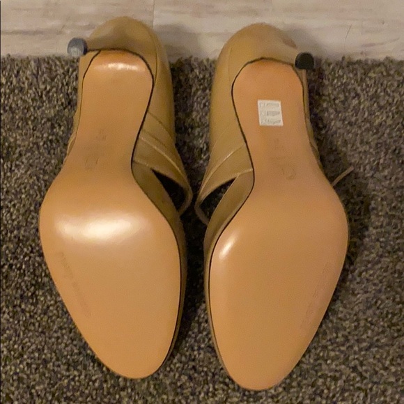 Classic Beautiful Neutral Heels - Picture 3 of 4